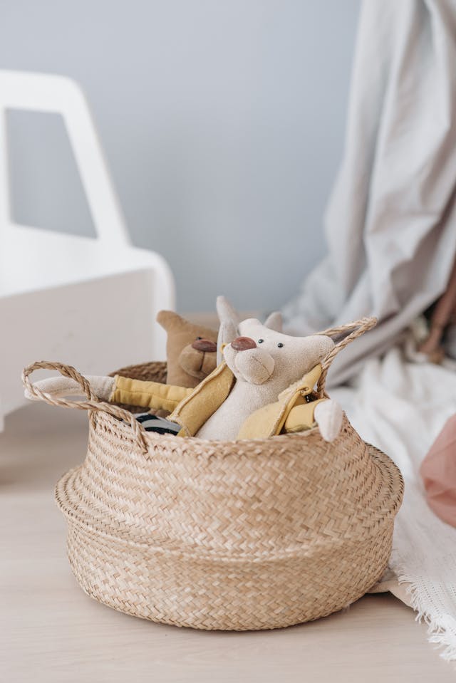 inpakken cadeau baby in mand